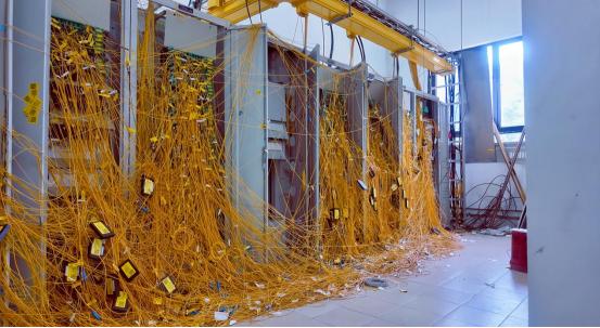 太令人震惊了！左图是运营商如今的光配线架(ODF)的惨状?原来布线横平竖直的传统