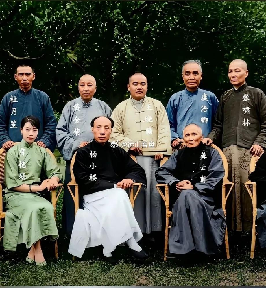 前面三位才是真正的大佬，能让上海三大亨在后面站着拍照！[捂脸]