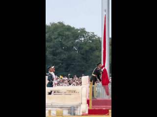 泪目了！81年前的今天，日本宣布无条件投降；81年后的今天，当站在天安门广场看着