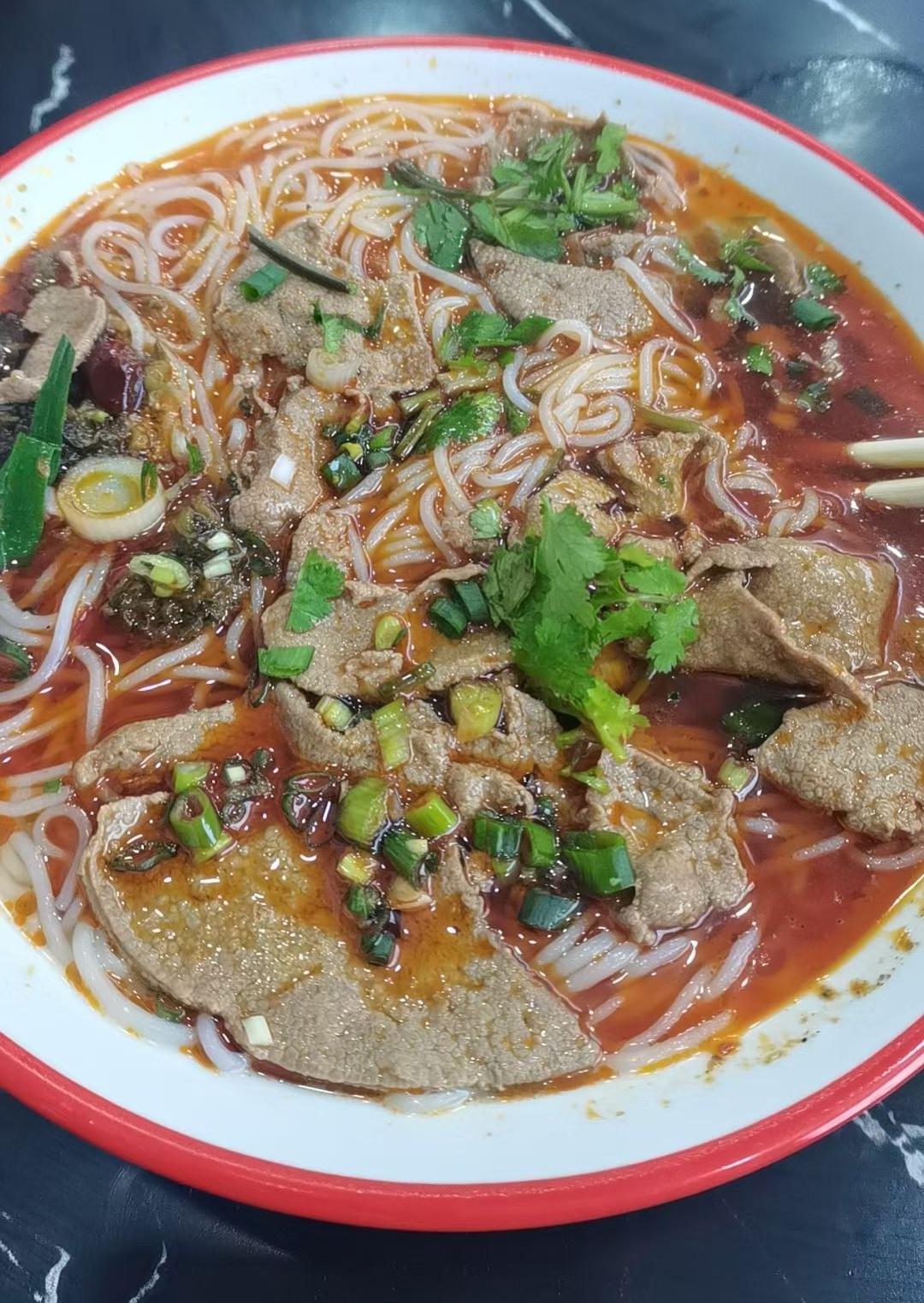 冬日生活打卡季冬天的早餐一碗猪肝面，一天都是暖暖和和的！