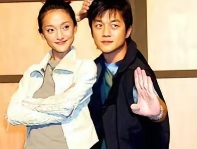 周迅长着一张娃娃脸，她和比她大五岁的王菲窦唯合影，那时的她脸上一点岁月的痕迹都没