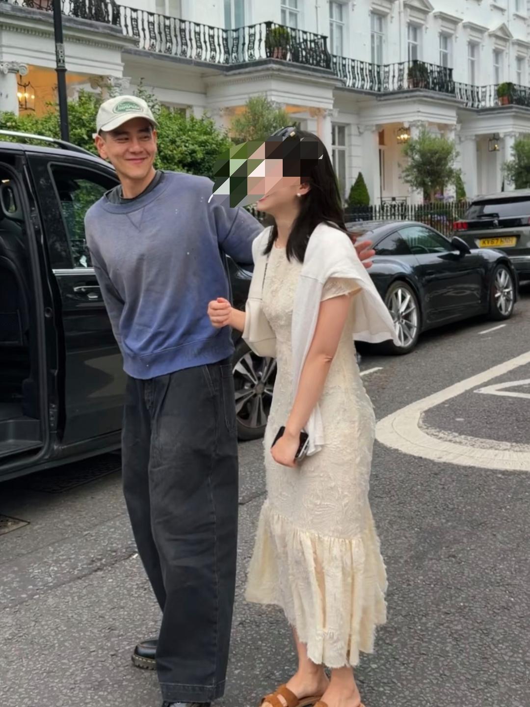 彭于晏身穿怀旧版蓝色卫衣现身英国伦敦越南餐馆里，和一美女粉丝互动合影，很是养眼！