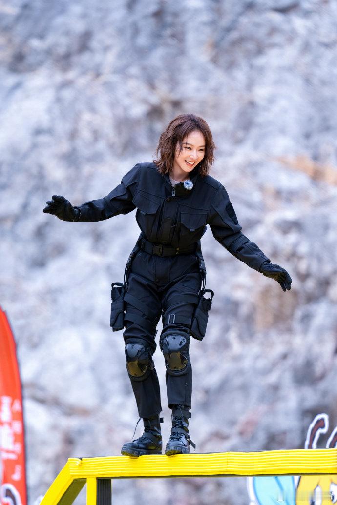 高叶走独木桥带两顶级辅助周五晚高疯欢乐名场面，高叶独木桥紧张发抖，周奇付航贴心守