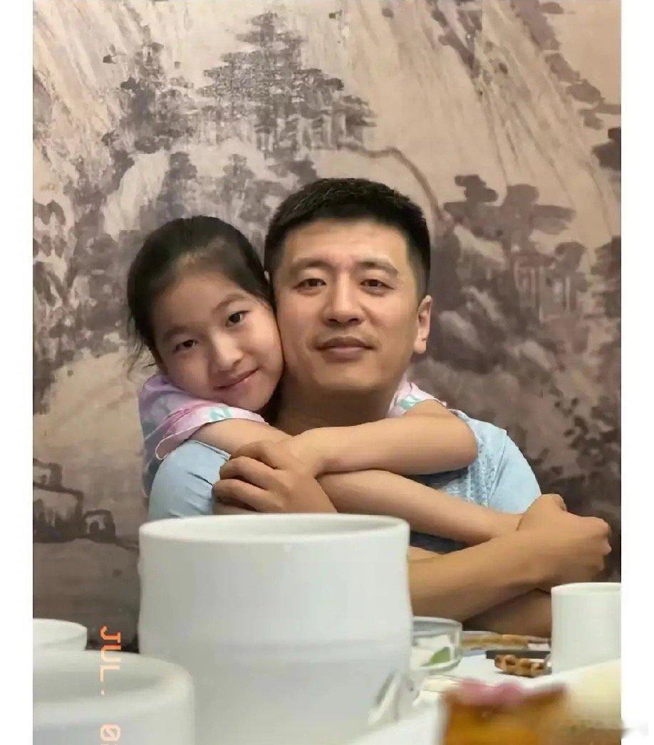 张雪峰峰学股份已由女儿继承。工商变更尘埃落定，张雪峰全部企业股份由独女继承。未成
