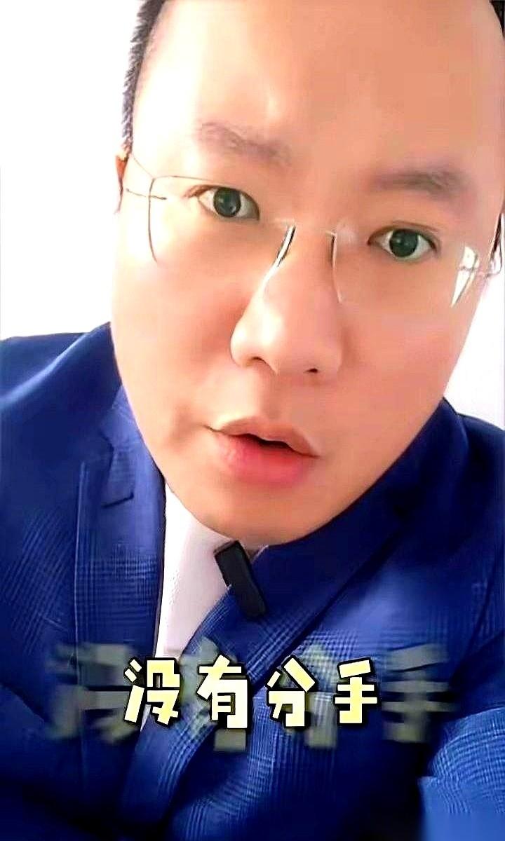 关晓彤和鹿晗这事，最有意思的不是分没分。
是凌晨三点，一条声明直接砸了出来。把所