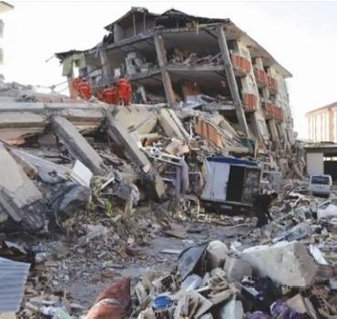 大楼竟敢“随波逐流”？揭秘能让满杯水纹丝不洒的抗震黑科技！

你能想象吗？地动山