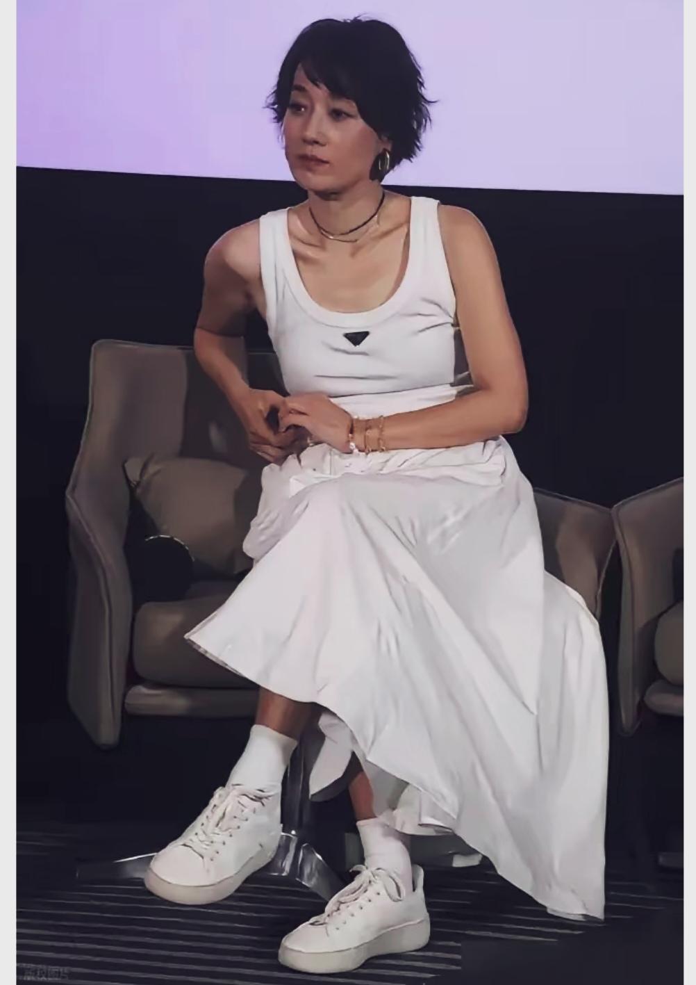 马伊琍白色背心长裙清凉又舒适，我第一眼觉得，还挺好看……