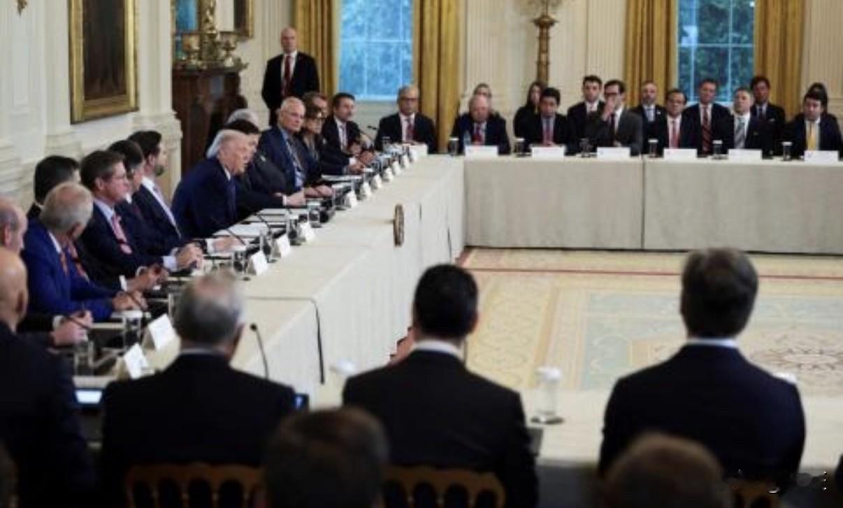 彭博社和英国广播公司报道，特朗普1月9日下午在白宫与近20位石油行业高管举行闭门