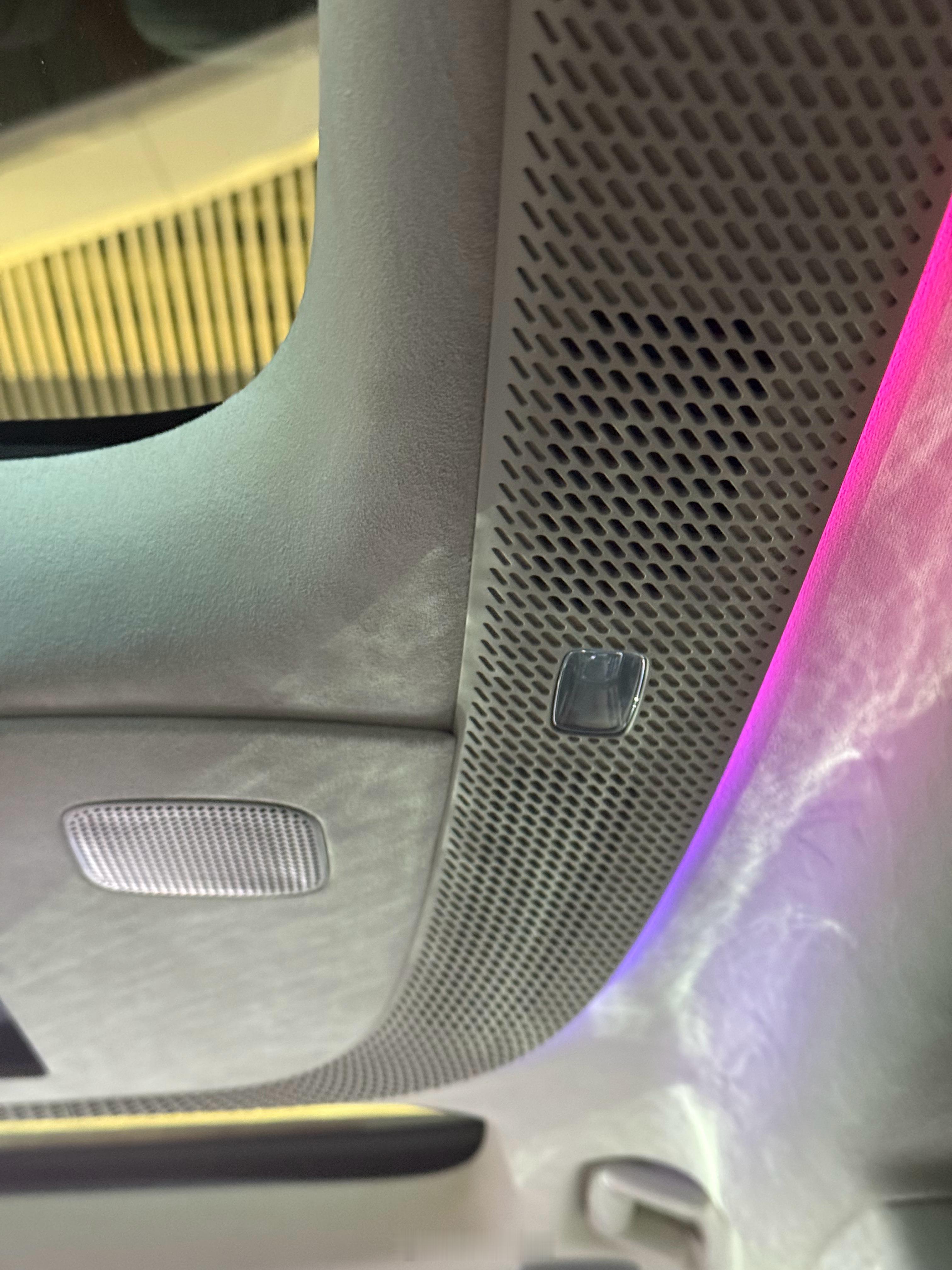 小鹏 GX 后排的空调出风口真的舒服顶部环绕，无感出风，坐在后排小憩超级爽新科技