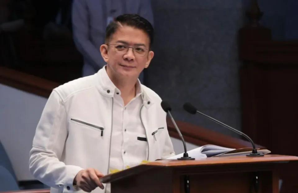 菲律宾政坛这场大戏，刚开锣就演了一出“自己人拆台”。

七月六日，马尼拉参议院大