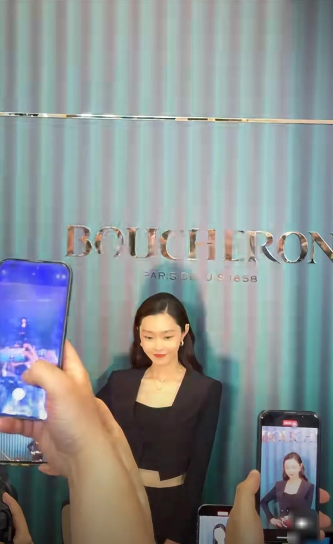 重庆观音桥星光68商场偶遇宋轶，她好美好有气质啊！现场人山人海，这人气爆棚了！最