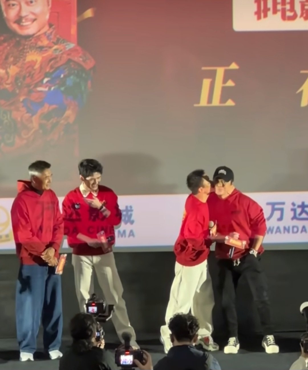 王宝强现场亲陈思诚 在电影《唐探1900》广州路演中，粉丝向导演陈思诚提出要求，