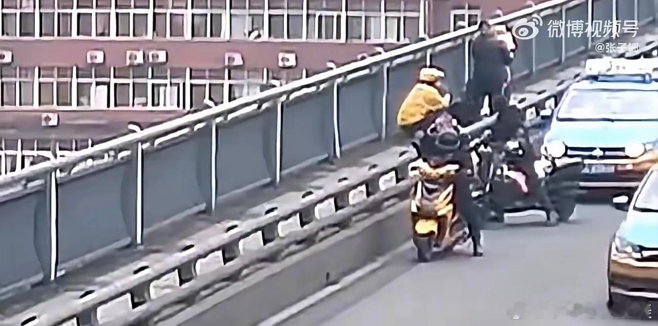 外卖小哥救下轻生女子获嘉奖希望社会上能多一点这种好人好事 真的很让人感动 外卖小