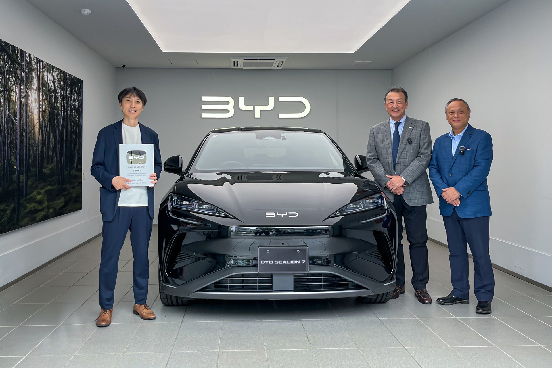 比亚迪在日本售出的第5,000台车是一辆宇宙黑海豹7 AWD，交付给神奈川县的斋