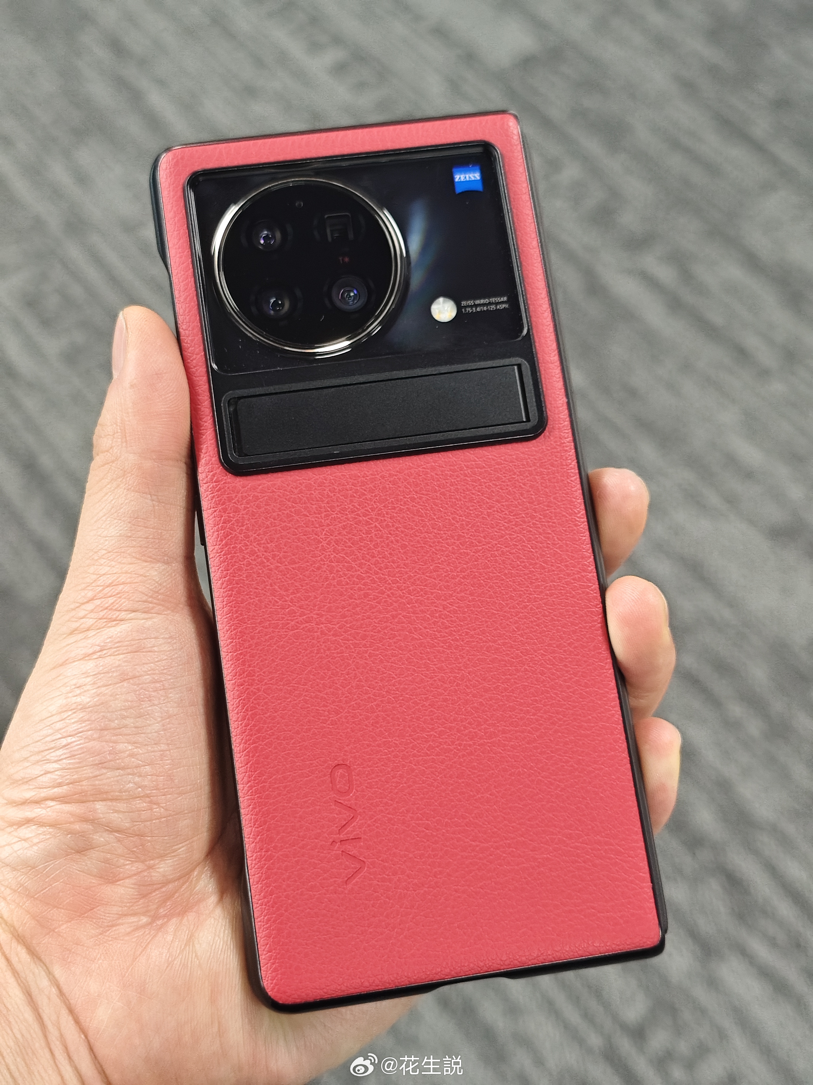 现在上手这台vivo的X Fold+，当年的大满贯折叠，手感也是真的重现在折叠基