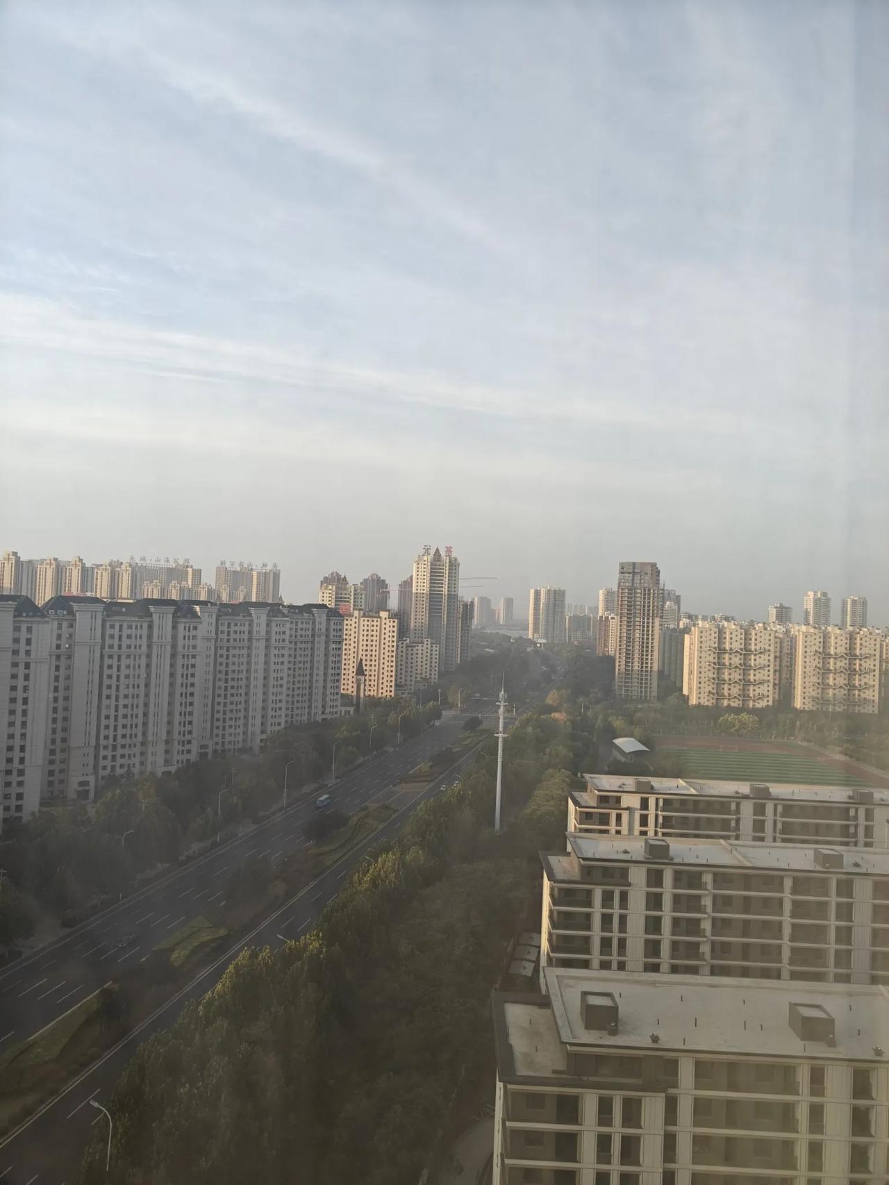 今天早上，一睁眼，天大亮了，秋天的天空中都是碎云。我好久没有一睁眼睛天亮了，这些