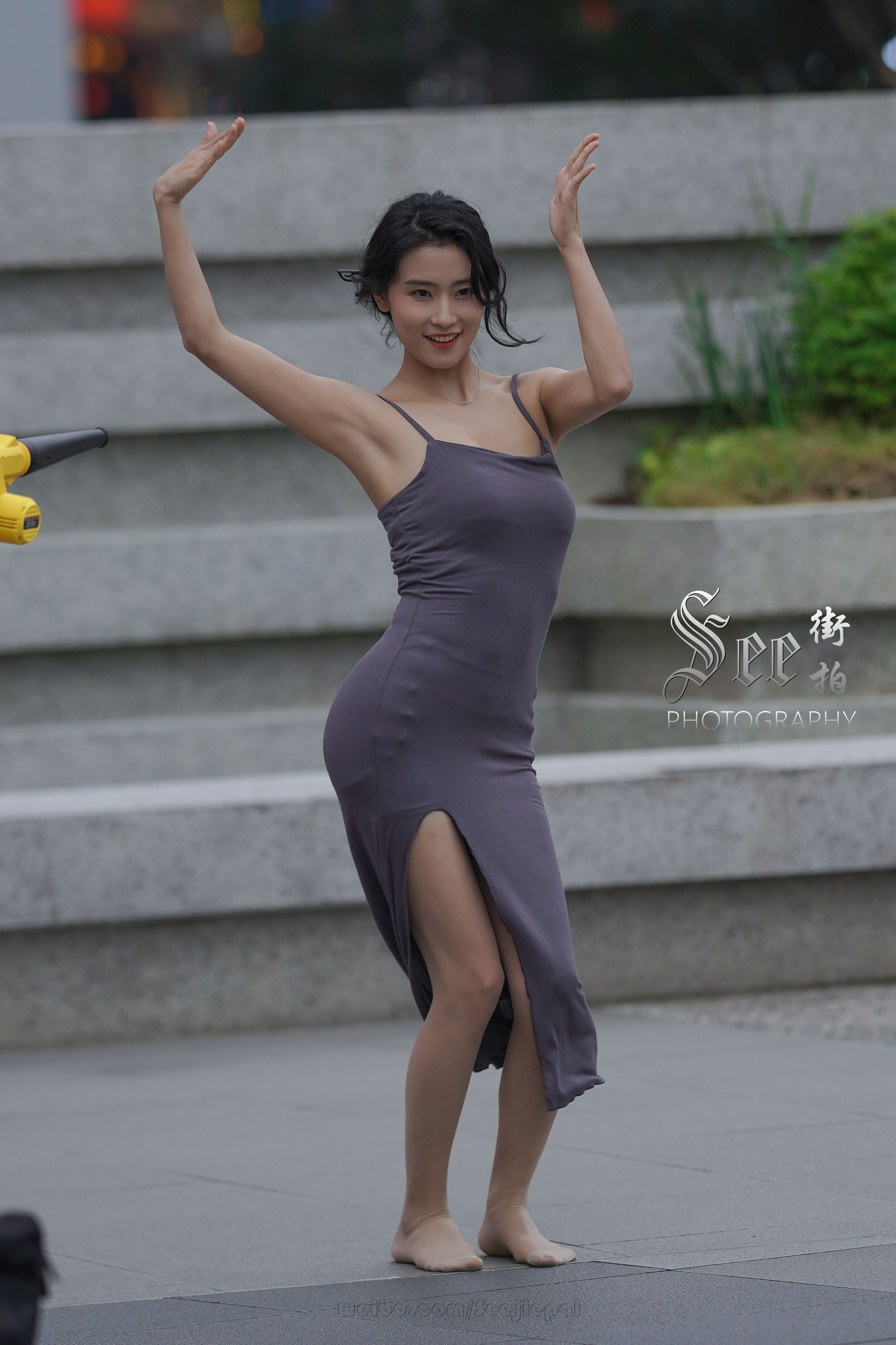 吊带长裙，妩媚动人~~ ​​​