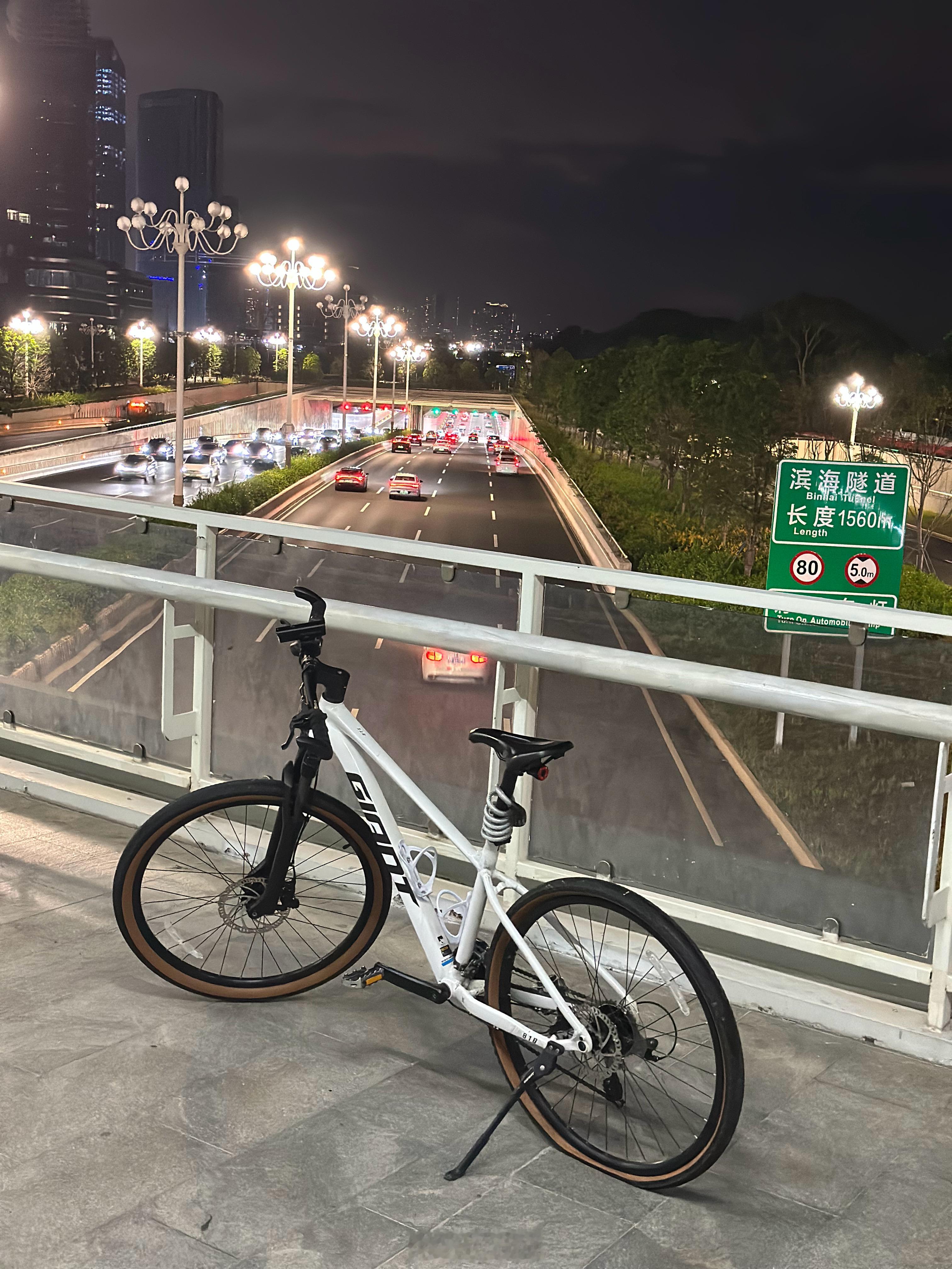 爆胎的非一般人生体验出租车、滴滴快车都载不了山地车想叫个货拉拉，手机还没电了，最