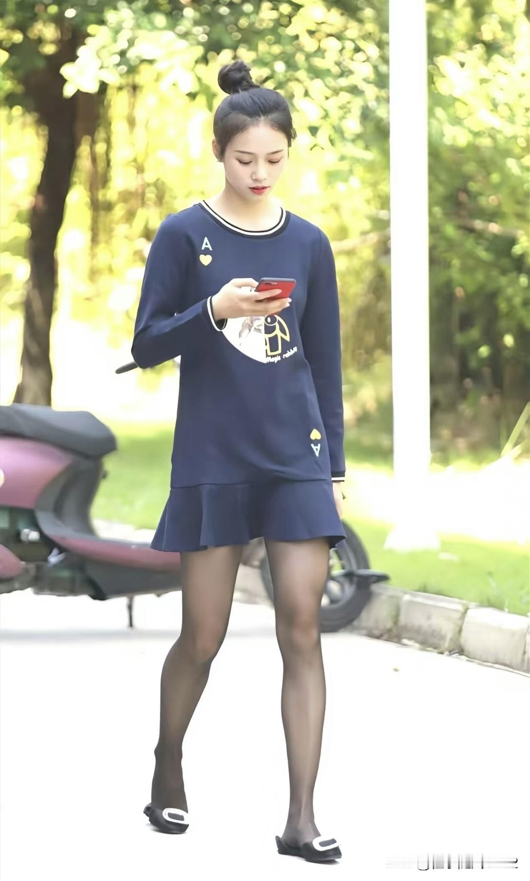 甜美校园风，蓝色连衣裙搭配黑色丝袜，青春气息满满