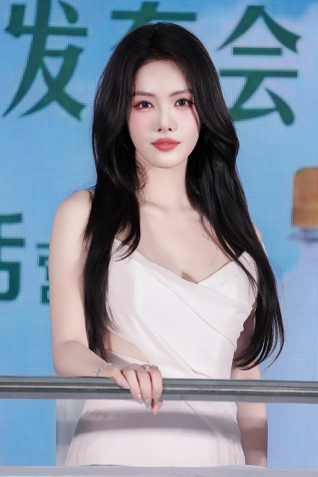 白色修身礼裙加身的蔡文静太绝了！

利落剪裁勾勒出凹凸有致的玲珑曲线，露肩与镂空