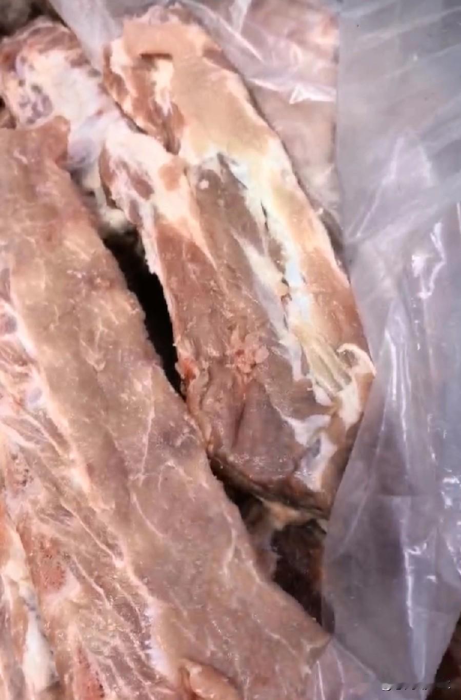 肉是真便宜，今天超市微信群里发的消息，前腿肉4.9元一斤，真是不敢相信肉能有这个