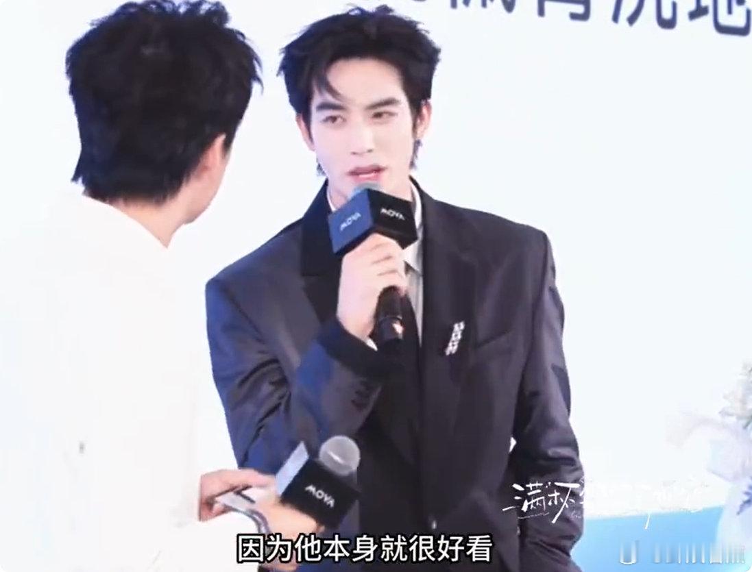 宋威龙送花给主持人宋威龙情商宋威龙也太温柔了吧！画完画还特意留一朵给主持人，细节