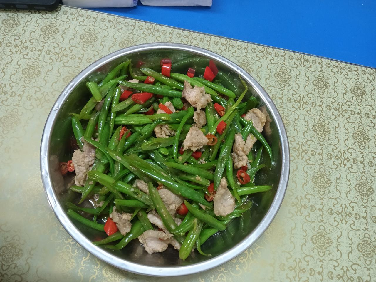 大家好，我是七姐。我是一个40多岁还未婚未育的女人。一个人在深圳打工。每天都过着