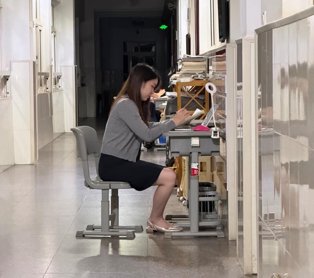 上网课忘记关麦，我们的老师是一个老头，我妈在旁边看，边看边说："这老师怎么这么老