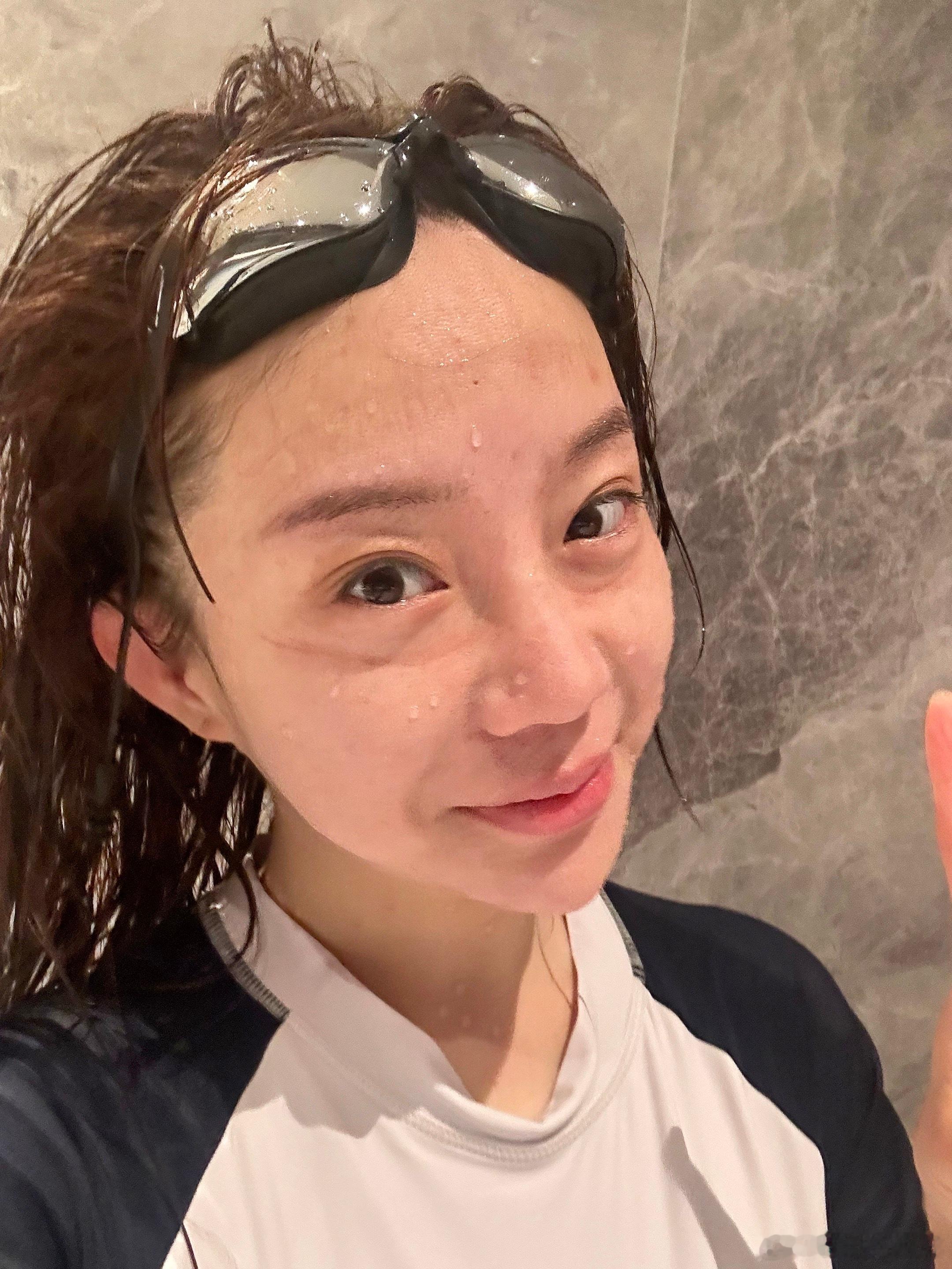 下班后锻炼依旧，今天和几位00后的小伙伴拍出了人生泳池照片，敲开心！致敬我的00