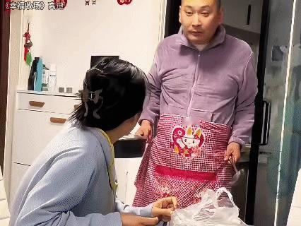 女子让其丈夫给儿子煮面，特意叮嘱放鸡蛋，“大的放一个，小的放两个”。
 
丈夫寻