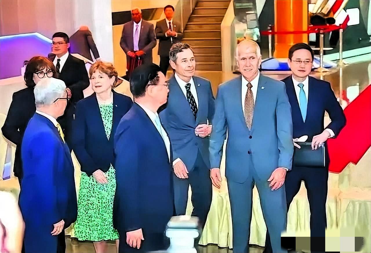 赖清德这次是偷鸡不成蚀把米把事办砸了！美国4名参议员专程窜台施压，想逼在野党放行