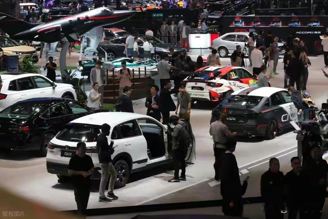 看了一下这次车展，劳斯莱斯没有来，兰博基尼没有来，法拉利也没用来，只有保时捷来了