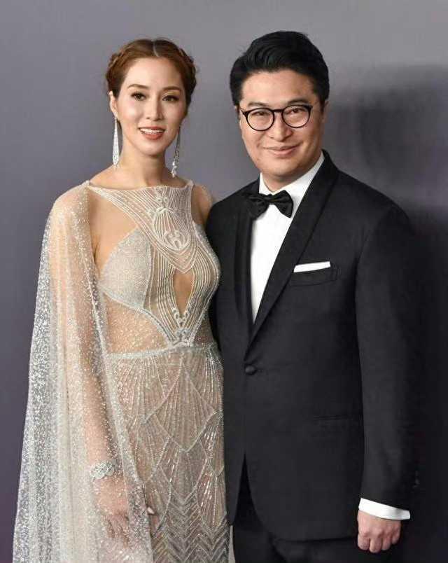 徐子淇陪富豪老公亮相，豪门阔太穿搭引网友热议
徐子淇陪伴富豪老公公开亮相，一身穿