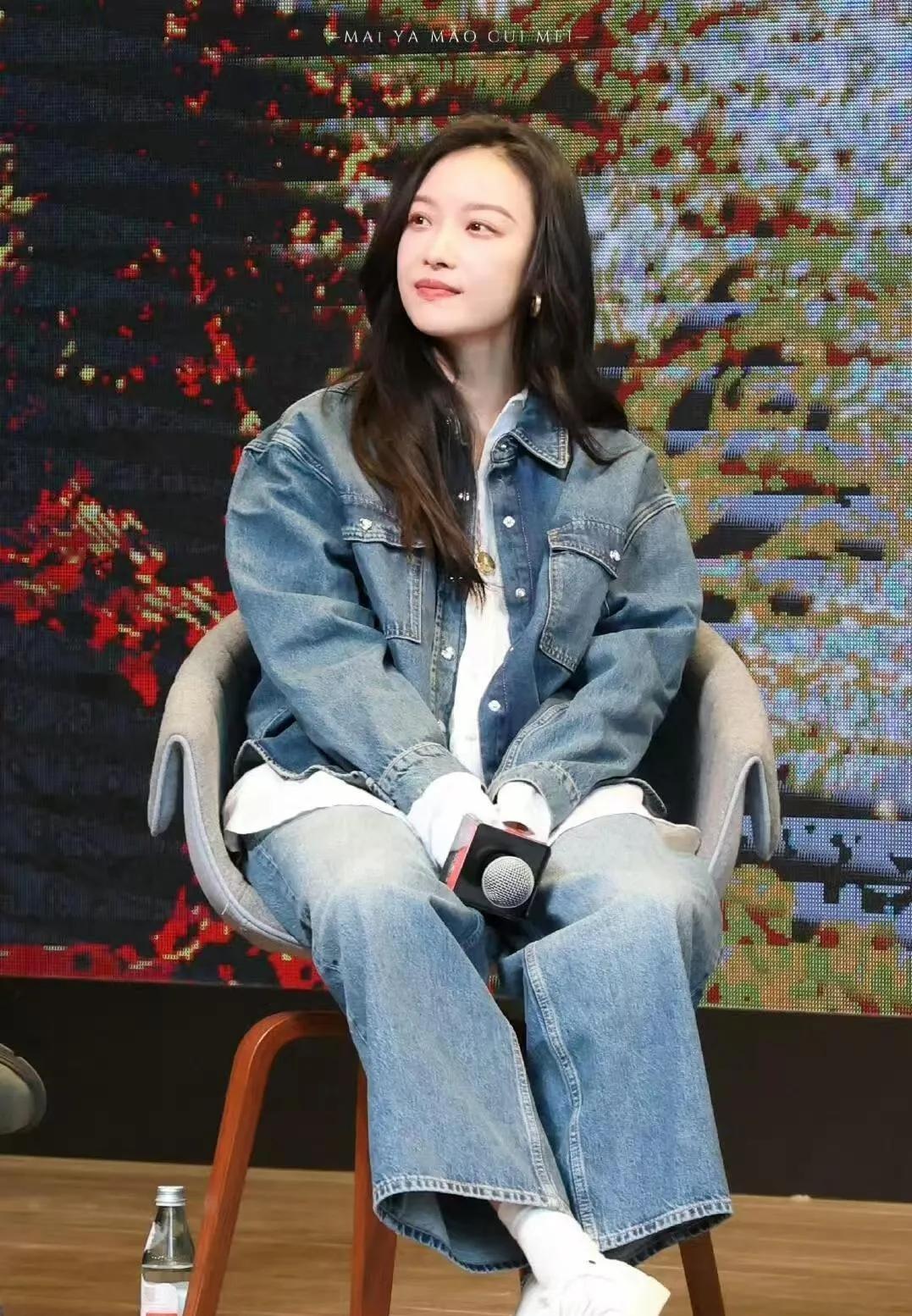 被35岁的倪妮惊艳到了！
 
她的牛仔套装造型，把年轻态焊在了身上！
 
宽松的