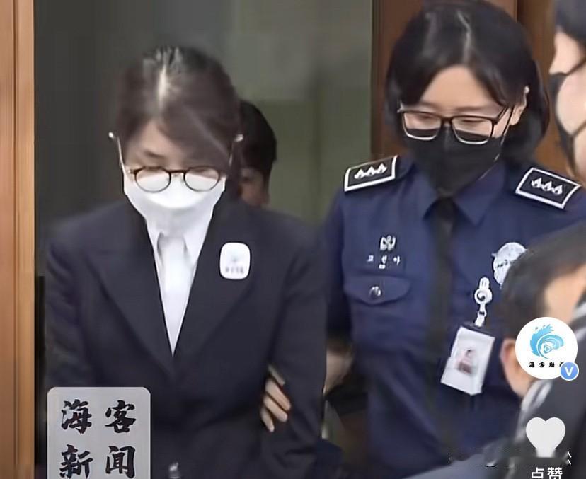 金建希首次出庭受审画面曝光！
金建希涉贪腐案今日开庭，被法警带入法庭，没戴手铐没