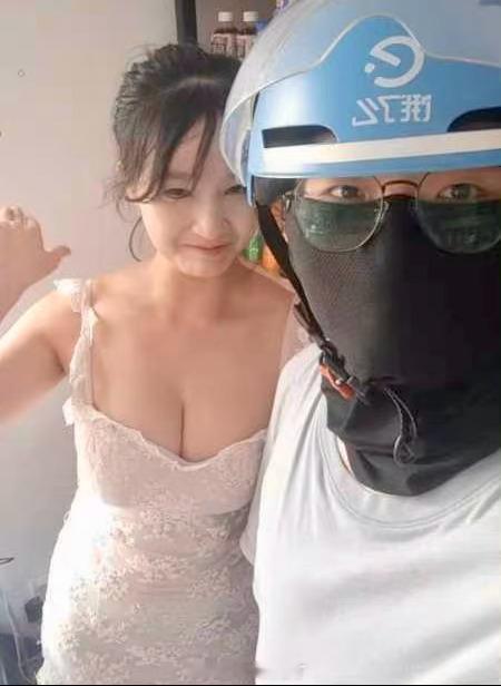 #超市员工被质疑穿着暴露吸引生意# 身边的男性朋友都觉得不暴露，女性朋友都觉得暴