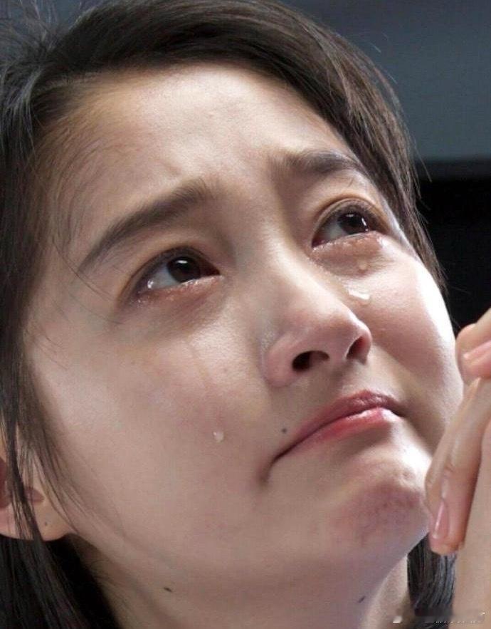 关晓彤发际线高至眉毛，疑似因拍戏漂发致脱发严重，为护真发戴假发，敬业牺牲引热议。