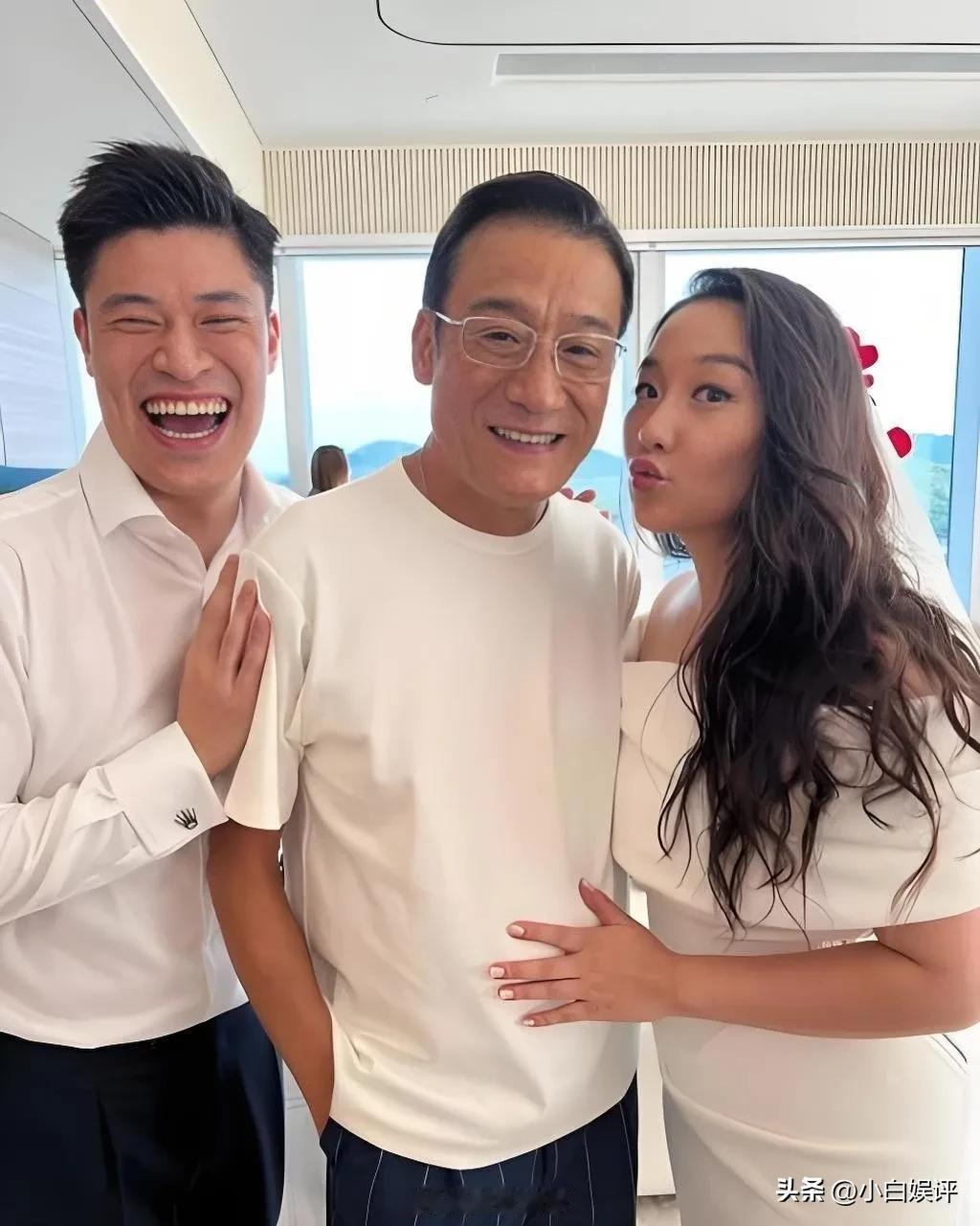 香港明星梁家辉和他的女儿女婿。他有一对双胞胎女儿，但都选择了普通人的生活，没有进
