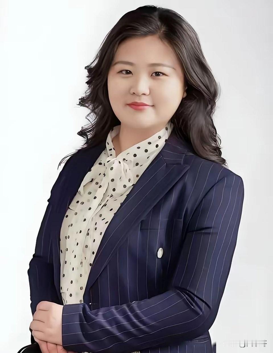 这位西装革履、一脸意气风发模样的女子，就是泰康人寿的“全国销冠”任晓敏，近日，她