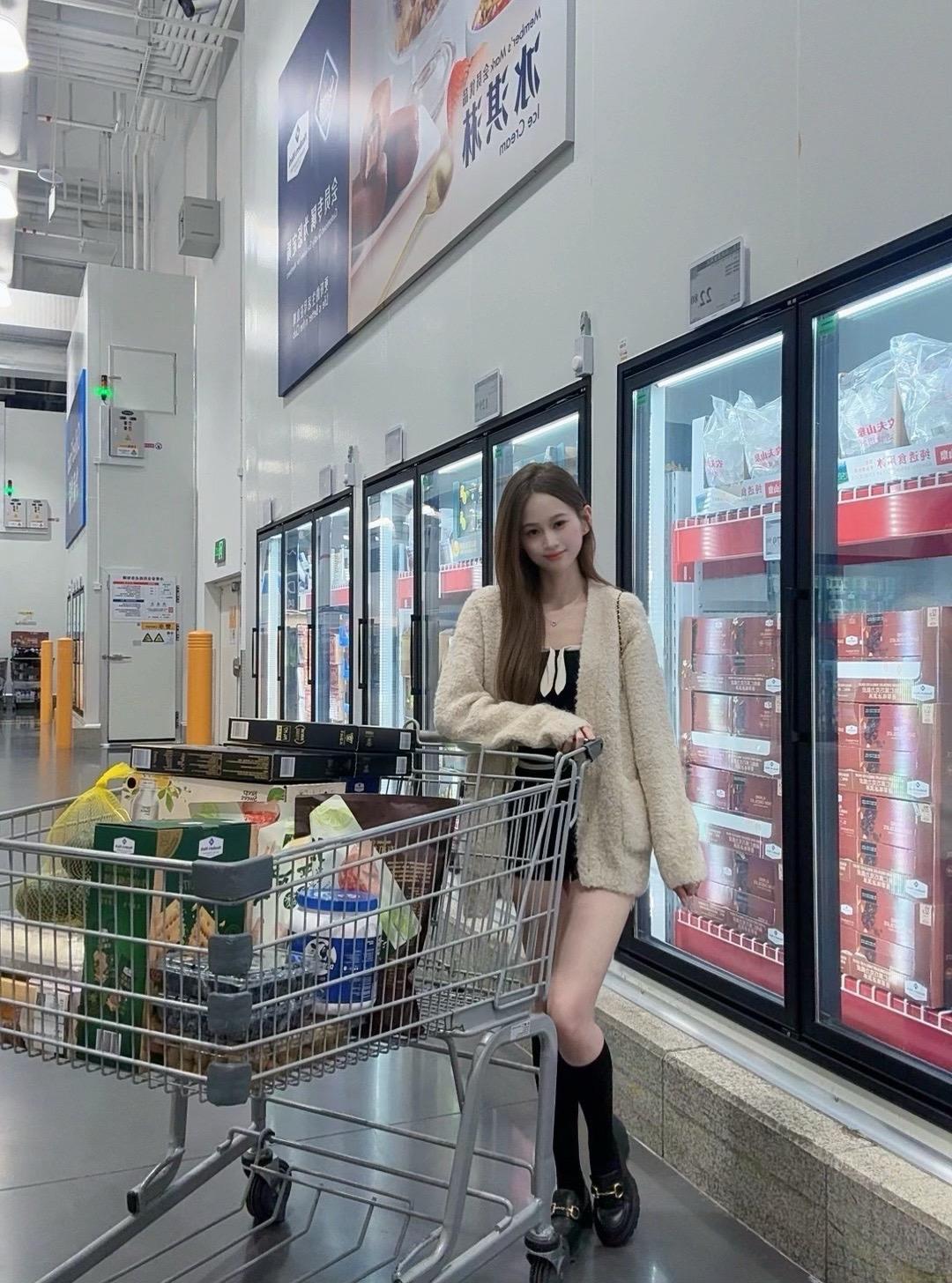 虽然现在手机购物很方便 但还是喜欢自己来挑挑拣拣看着琳琅满目的商品 各...