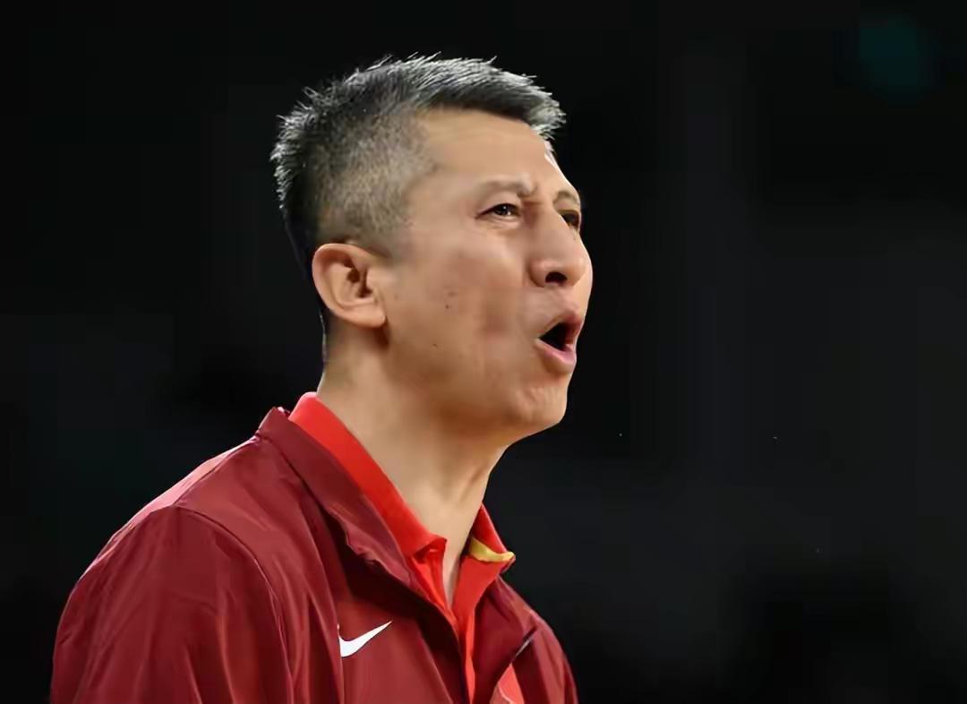 郭士强不相信马尼拉魔咒。带领中国男篮这帮铁铮铮的汉子，用顽强的毅力，积极地拼搏精