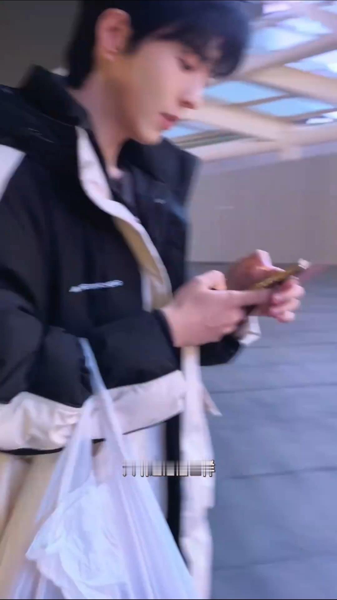 qdj 一个小伙子怎么可以这么好看，这么帅气，这么阳光明媚呢