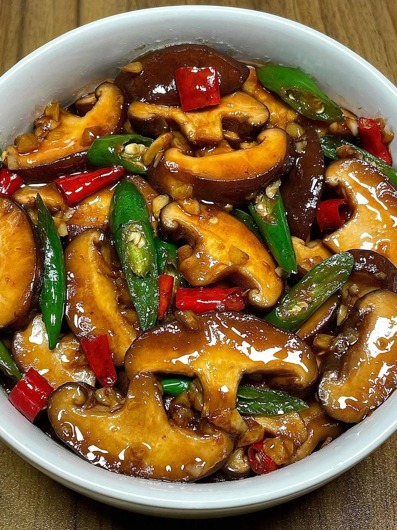 这是我家饭桌上经常出现的素炒香菇，香辣下饭，拿肉都不换！
做法：
1、油热炒香蒜