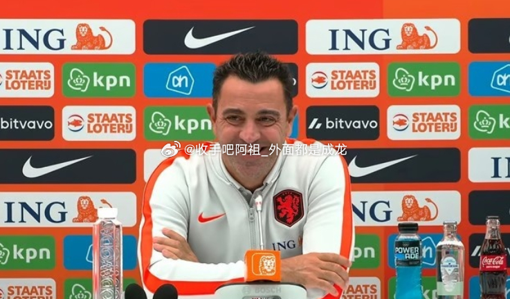 在荷兰对阵塞尔维亚的赛前新闻发布会上，主帅哈维就队长范戴克和记者德里森引发热议的