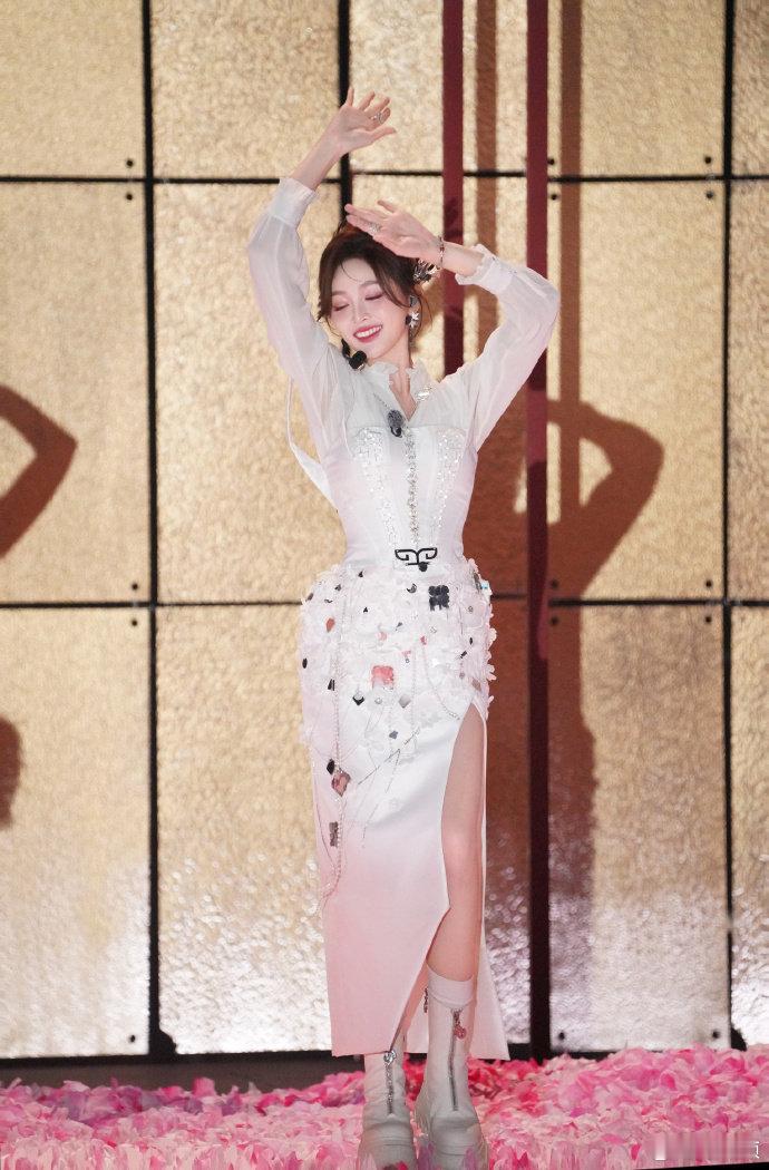 吴宣仪花田错古风造型吴宣仪古风造型美到我了吴宣仪在《花田错》里的古风扮相，将柔美