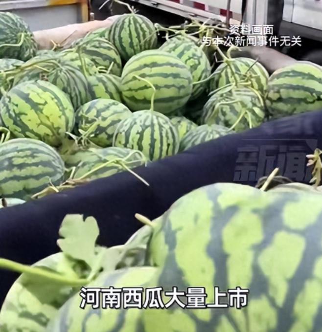 河南，一男子看到老家西瓜大丰收，拉了 18 吨到北京，想帮瓜农打开销路。定价 8