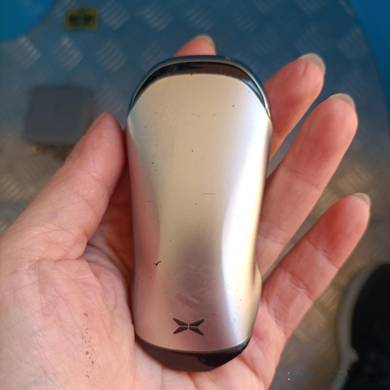 今天陪娃出来玩，苏州华谊兄弟乐园，坐碰碰车，中途发现一辆小鹏汽车的钥匙，突然有一