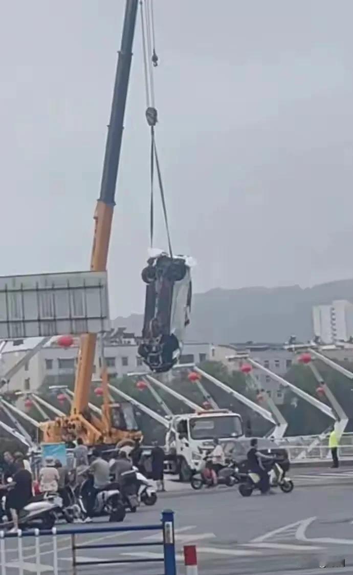 一辆玛莎拉蒂凌晨撞破护栏冲入河中，接到报警后消防人员将车上三人打捞上岸，具体生死