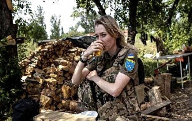 乌克兰的兵快打光了，俄军清理战壕，扒开尸体堆时，发现倒在血泊里的几十具尸体压根没