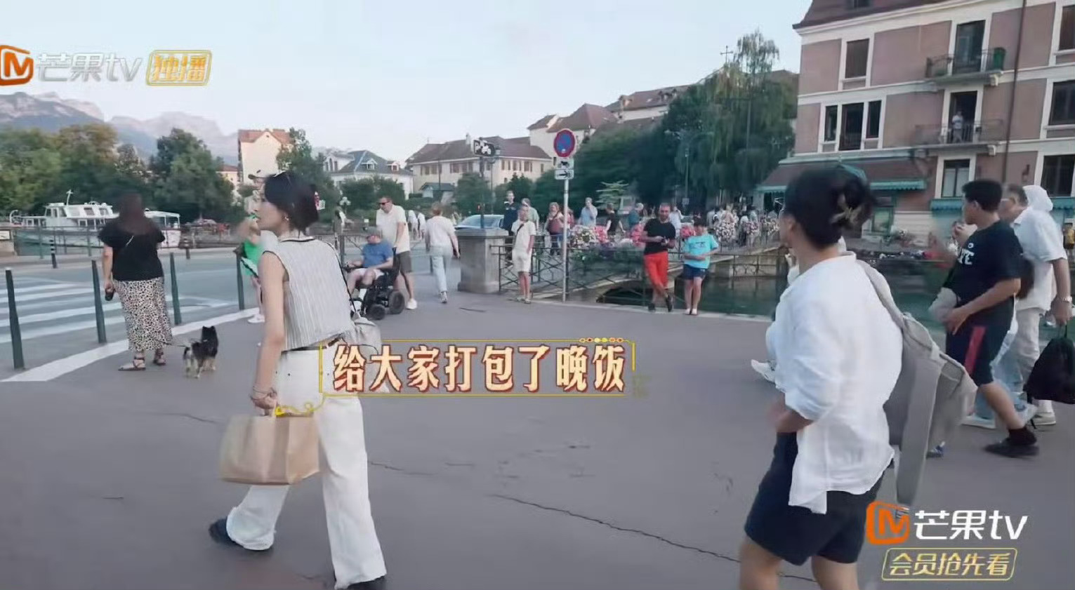 #宋茜暖心给大家打包热狗# 宋茜路过热狗店给大家打包了热狗回去，谁不想拥有一个宋